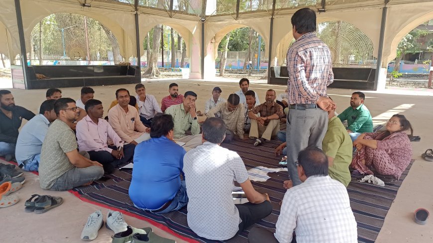 प्रांतीय पटवारी संघ की बैठक में बाजना पटवारी के अकारण हुए निलंबन की कार्यवाही पर रोष, अधिकारियों के दबाव पर की चर्चा