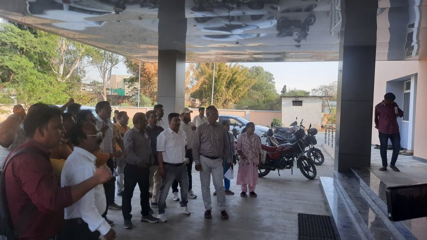 प्रांतीय पटवारी संघ रतलाम शहर तहसील शाखा ने लंबित मांगों के निराकरण के लिए तहसीलदार को सौंपा ज्ञापन : अतिरिक्त हलकों का प्रभार भी पटवारियों को