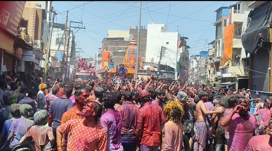 रतलाम : रंगारंग गेर में बड़ी संख्या में शामिल हुए शहरवासी : फायरफाइटर से उड़ाया रंग गुलाल : रानी जी का मंदिर क्षेत्र से हुई रंगारंग गेर की शुरुआत