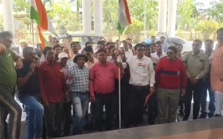 रतलाम में फूटा आक्रोश : पहलगाम हमले के विरोध को लेकर पत्रकारों ने बांधी काली पट्टी, पाकिस्तान का नक्शा फूंका : वाहन रैली निकालकर पीएम के नाम ज्ञापन सौंपा