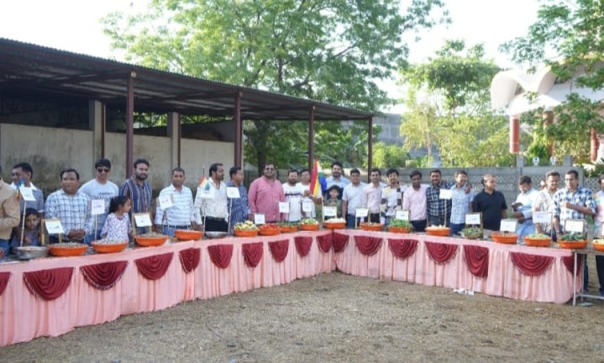 रतलाम: जैन सोश्यल ग्रुप रतलाम मैत्री का अनुठा आयोजन :गौशाला में किया 56 भोग महोत्सव-मैत्री परिवार के नन्हे मुन्ने बच्चों ने अपने बचत के पैसे से किया आयोजन : गौ माता के लिए ड्राई फ्रूट्स, पकवान, मिठाईयां,फल और सब्जियो का लगा बूफे