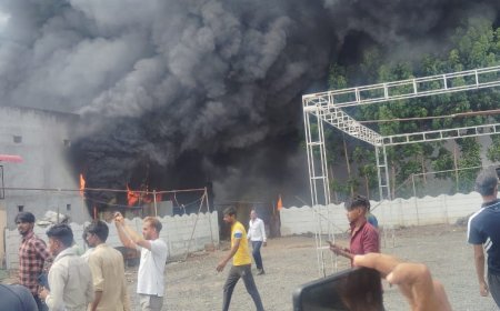 रतलाम : सैलाना में टेंट हाउस के गोदाम में लगी आग : रंगवाडी मोहल्ला क्षेत्र की घटना : फायर ब्रिगेड,प्रशासन के अधिकारी पहुंचे मौके पर