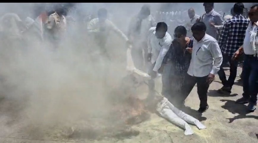 रतलाम-- प्रभारी मंत्री विजय शाह का कर्नल सोफिया पर दिए गए विवादित बयान पर जमकर विरोध : युवक कांग्रेस ने जलाया पुतला