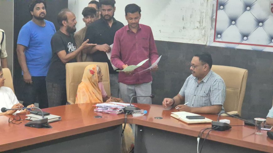 सम्पत्ति हड़पकर बेटों ने ही 92 वर्षीय मां को निकाला घर से बाहर : बिना जानकारी अंगूठा लगवाकर करोड़ों की सम्पत्ति हड़पी :महिला ने कलेक्टर से लगाई गुहार