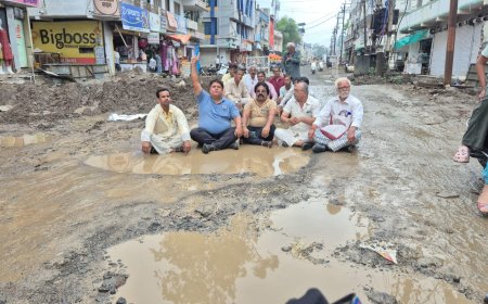रतलाम : कस्तूरबा नगर मुख्य सड़क निर्माण में लेट लतीफी से भड़के लोग : कीचड़ के गड्ढो में बैठकर किया विरोध प्रदर्शन : लोक निर्माण के ठेकेदार पर लगाए लापरवाही के गंभीर आरोप : जिम्मेदार उदासीन