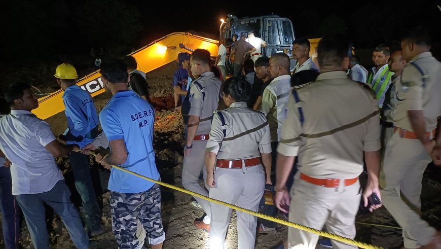 रतलाम : कुएं की बाउंड्री निर्माण के दौरान गीली मिट्टी धंसने से दो मजदूरों की दबकर दर्दनाक मौत : देर रात तक चले प्रशासनिक स्तर पर रेस्क्यू ऑपरेशन के बाद निकाले गए शव