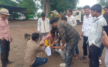 मुख्य नगर पंचायत अधिकारी के नहीं मिलने पर पार्षदों ने कुत्ते को सौपा ज्ञापन : समस्याओ के निराकण की मांग को लेकर गए थे नगर पंचायत कार्यालय