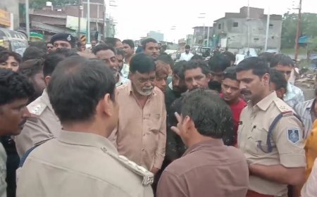 रतलाम : हाट की चौकी क्षेत्र में सड़क नहीं बनने से भड़के लोग ; रहवासियों ने किया चक्काजाम : प्रभारी आयुक्त के आश्वासन में बाद माने लोग