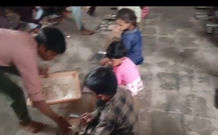 रतलाम : मिड डे मील में बड़ी लापरवाही : मध्यान भोजन में खीर पुरी की जगह बांटे जा रहे सेव परमल : 24 जून कि घटना : वीडियो हुआ वायरल : लालगुवाड़ी गांव के प्राथमिक स्कूल का मामला : जिला पंचायत सीईओ ने दिए प्रिंसिपल सहित 5 को दिया नोटिस , मांगा जवाब