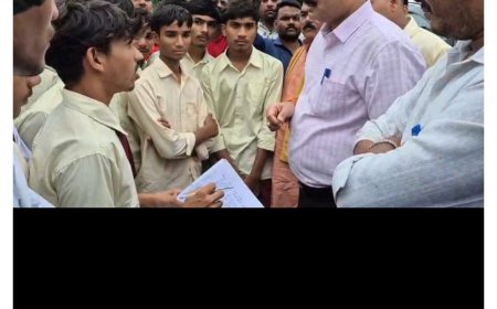 रतलाम :  सैलाना में सिस्टम की शर्मनाक तस्वीर :    आदिवासी छात्रावास में बदइंतजामी से परेशान छात्रों का सैलाना से रतलाम पैदल मार्च : बच्चों की पैदल मार्च की खबर सुनकर डेलनपुर पहुंचे रतलाम- कलेक्टर राजेश बाथम और जिला पंचायत सीईओ श्रृंगार श्रीवास्तव