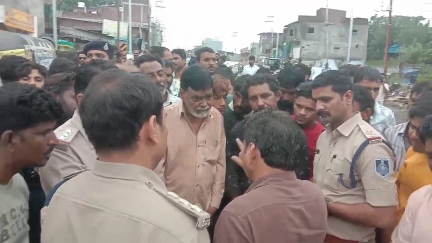 रतलाम : हाट की चौकी क्षेत्र में सड़क नहीं बनने से भड़के लोग ; रहवासियों ने किया चक्काजाम : प्रभारी आयुक्त के आश्वासन में बाद माने लोग