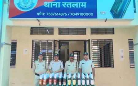 डेमू से झोलें में अवैध शराब की तस्करी : जीआरपी ने घेरा : 72 बोतलें शराब जब्त : मौके से आरोपी फ़रार