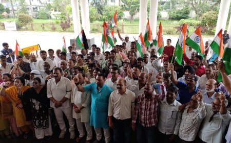 रतलाम में स्वतंत्रता दिवस समारोह में प्रभारी मंत्री के ध्वजारोहण करने को लेकर विवाद गहराया :  कांग्रेस का मंत्री विजय शाह के खिलाफ विरोध प्रदर्शन जारी : मंत्री का किया पुतला दहन