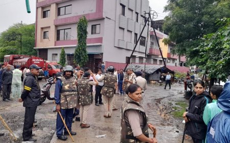 रतलाम सिविक सेंटर में प्रशासन की बड़ी कार्रवाई : अवैध तबेलों पर चला बुलडोजर :आवासों को मिली मोहलत