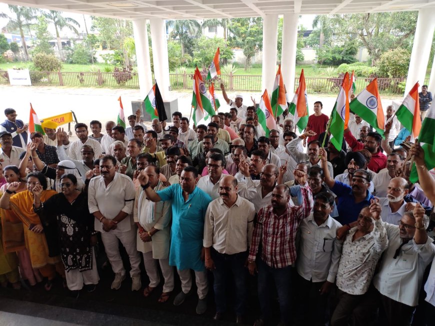 रतलाम में स्वतंत्रता दिवस समारोह में प्रभारी मंत्री के ध्वजारोहण करने को लेकर विवाद गहराया :  कांग्रेस का मंत्री विजय शाह के खिलाफ विरोध प्रदर्शन जारी : मंत्री का किया पुतला दहन