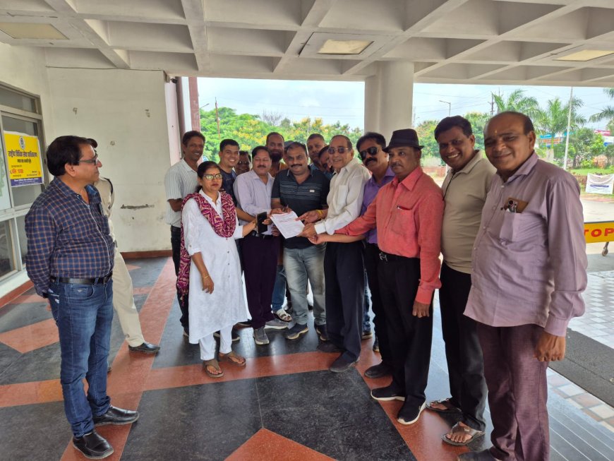 पत्रकार बीमा योजना निशुल्क करने सहित एनी मांगों को लेकर पत्रकारों ने मुख्यमंत्री के नाम सौंपा ज्ञापन