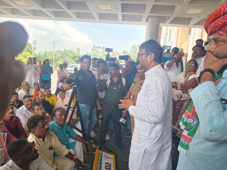 रतलाम : कांग्रेस कि किसान आक्रोश यात्रा : सैकड़ों ट्रैक्टर के साथ निकाली रैली : खरीफ की फसल बर्बाद होने से किसान नुकसानी का सर्वे करवाकर मुआवजे की कर रहे हैं मांग