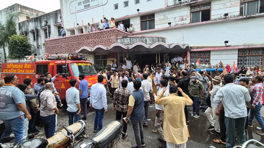 जन समस्याओं के लिए : नगर निगम के खिलाफ कांग्रेस का प्रदर्शन, पुतला दहन कर मुख्य द्वार पर लगाया ताला