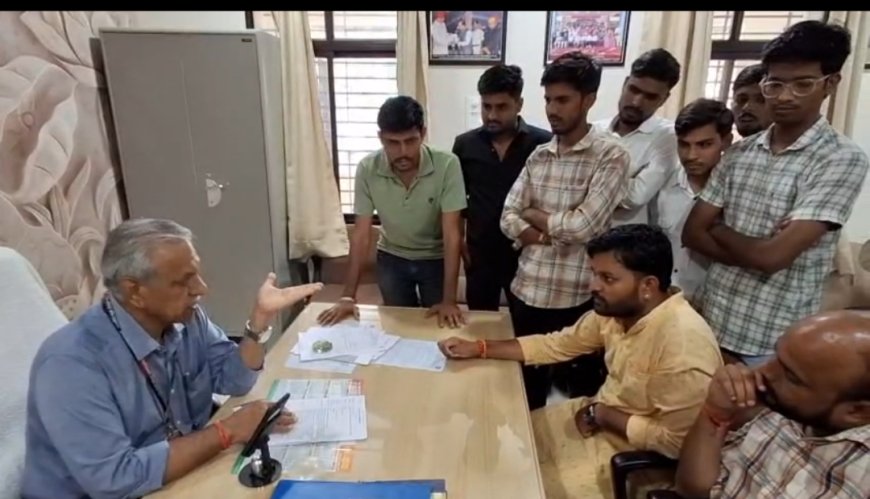 कॉलेज की दीवारों पर प्रचार को लेकर भिड़े एनएसयूआई-एबीवीपी : प्राचार्य का घेराव कर जमकर की नारेबाजी : गेट पर दिया धरना