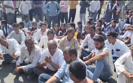 महू-नीमच हाईवे पर बढ़ते हादसों से ग्रामीणों का आक्रोश: बाजेड़ा फंटे पर छात्रों व किसानों ने किया चक्काजाम