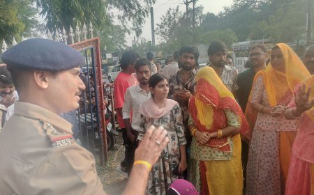 गणेश नगर में पटाखे फोड़ने को लेकर विवाद : पुलिस ने दोनों पक्षों पर की कार्रवाई : पीड़ित पक्ष ने किया एफआईआर का विरोध और दूसरे पक्ष पर धारा बढ़ाने की मांग को लेकर दिया धरना