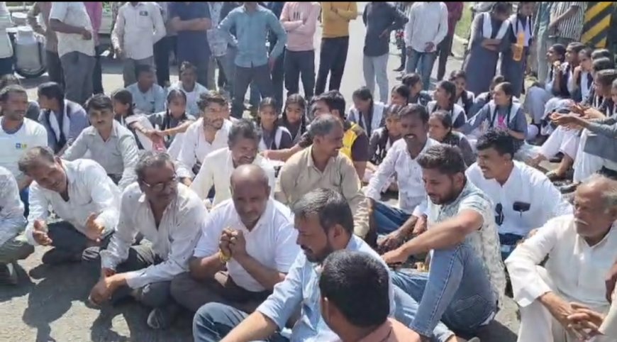 महू-नीमच हाईवे पर बढ़ते हादसों से ग्रामीणों का आक्रोश: बाजेड़ा फंटे पर छात्रों व किसानों ने किया चक्काजाम