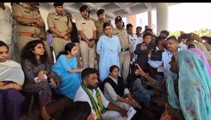 धौलावाड़ डैम क्षेत्र के समीप बसे नौ गांवों के आदिवासियों ने अपनी समस्याओं को लेकर कलेक्ट्रेट पहुंच दिया धरना : कलेक्टर मिशा सिंह ने जमीन पर बैठकर ग्रामीणों से की चर्चा