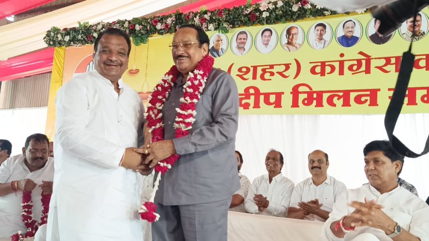 रतलाम में शहर कांग्रेस का भव्य दीप मिलन समारोह : सैकड़ों गणमान्य नागरिकों का हुआ सम्मान : नेताओं ने संगठन मजबूत करने का लिया संकल्प