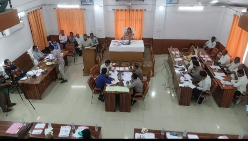 रतलाम नगर निगम सम्मेलन में हंगामा : कांग्रेस पार्षदों  का आरोप - एजेंडे में शहर विकास से जुड़े मुद्दे शामिल नहीं : दो पार्षद बैठे धरने पर