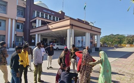 रतलाम कलेक्ट्रेट में लव ड्रामा : प्रेमिका को आश्रय स्थल भेजने पर प्रेमी हुआ बेहोश : कलेक्ट्रेट में घंटों चला हंगामा