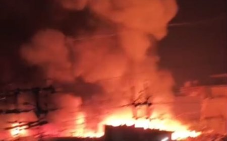 रतलाम : घनी आबादी के बीच कबाड़ गोदाम में आधी रात भीषण आग : 35 दमकलों से घंटों बाद पाया काबू : सुरक्षा व्यवस्था पर बड़े सवाल