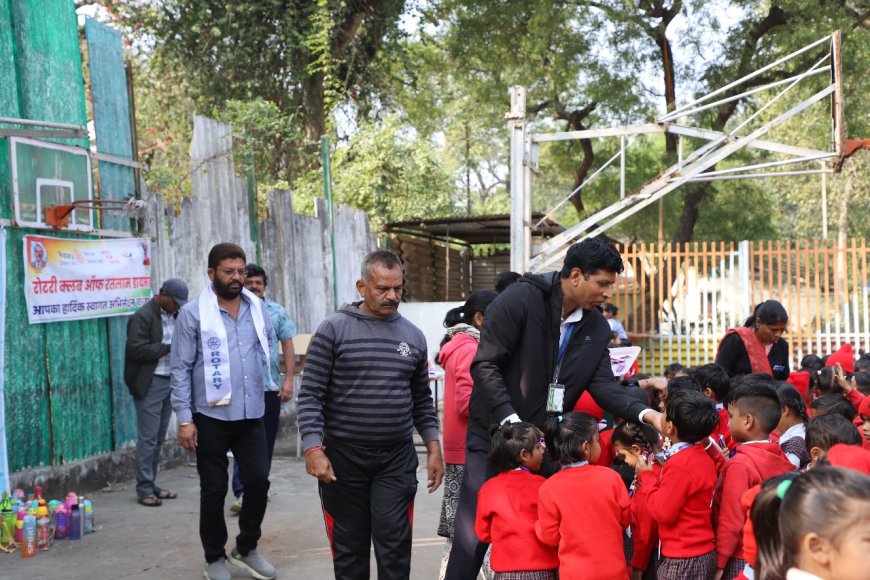 रोटरी क्लब ऑफ रतलाम डायमंड स्थापना दिवस पर विद्यार्थियों को पठन सामग्री व पोषण वितरण: अंतरराष्ट्रीय खिलाड़ी का किया सम्मान