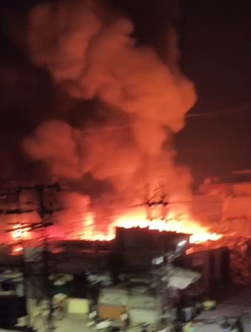 रतलाम : घनी आबादी के बीच कबाड़ गोदाम में आधी रात भीषण आग : 35 दमकलों से घंटों बाद पाया काबू : सुरक्षा व्यवस्था पर बड़े सवाल