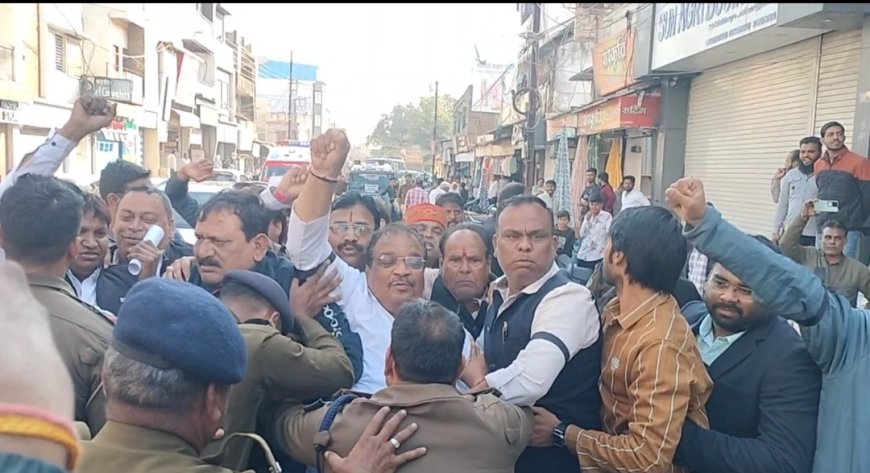 मुख्यमंत्री मोहन यादव के रतलाम आगमन पर ज्ञापन देने जा रहे कांग्रेसियों की गिरफ्तारी :  पुलिस–कांग्रेस में हुई तीखी झड़प