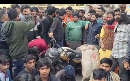 रतलाम में गौमांस परिवहन की आशंका पर बवाल : हिंदू संगठनों ने बाजना बस स्टैंड चौराहे पर किया 3 घंटे चक्काजाम : कार्रवाई की मांग को लेकर बैठे धरने पर