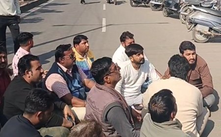 रतलाम : बगीचे की बाउंड्री वॉल और भैरव जी ओटला तोड़ने पर भड़के लोग :आत्मदाह कि धमकी के साथ पार्षद पप्पू पुरोहित बैठे धरने पर : ओटला बाउंड्री वॉल बनाने की मांग