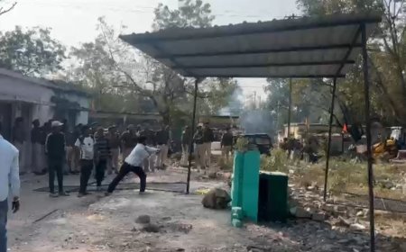 प्रशासन ने रेलवे के पीएनटी कॉलोनी क्षेत्र में अवैध धार्मिक स्थल ढहाया : रेलवे पुलिस, जीआरपी और स्थानीय पुलिस की कार्रवाई