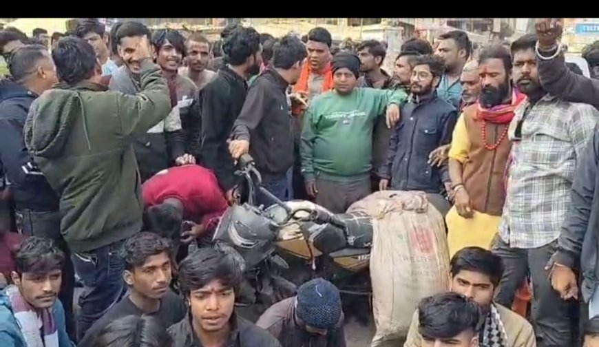 रतलाम में गौमांस परिवहन की आशंका पर बवाल : हिंदू संगठनों ने बाजना बस स्टैंड चौराहे पर किया 3 घंटे चक्काजाम : कार्रवाई की मांग को लेकर बैठे धरने पर