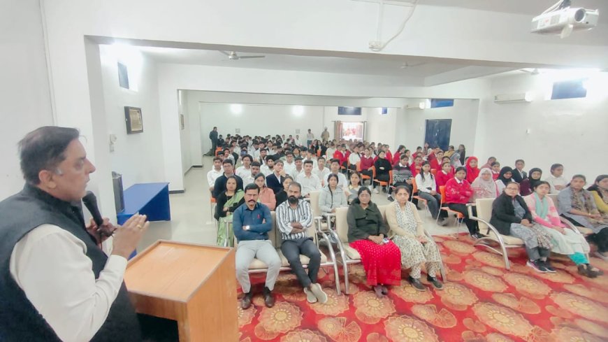 रॉयल कॉलेज में 'कानूनी जागरूकता एवं साइबर अपराध' पर कार्यशाला आयोजित : 'डीपफेक' और 'हनीट्रैप' जैसे साइबर खतरों के प्रति सजग रहे विद्यार्थी