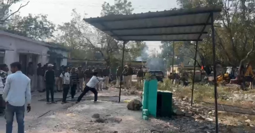 प्रशासन ने रेलवे के पीएनटी कॉलोनी क्षेत्र में अवैध धार्मिक स्थल ढहाया : रेलवे पुलिस, जीआरपी और स्थानीय पुलिस की कार्रवाई