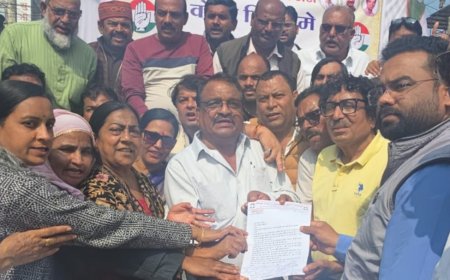 वोटर लिस्ट में हेराफेरी के आरोप में शहर कांग्रेस का धरना : चुनाव आयोग का पुतला फूंका