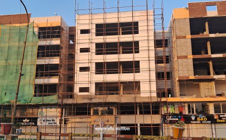 सैलाना रोड पर सरकारी जमीन पर बना द्वारका रेसीडेन्सी विवादों में : प्रशासन से कड़ी कार्रवाई की मांग : घटिया निर्माण से बड़ी दुर्घटना की आशंका