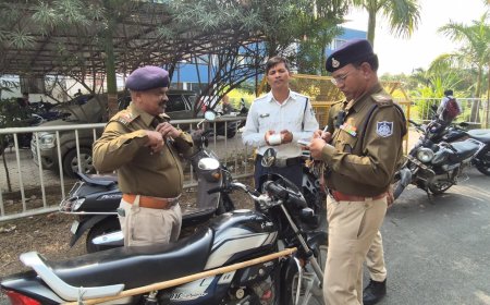 हेलमेट नहीं तो एंट्री नहीं: एसपी ऑफिस के बाहर  बिना हेलमेट पहुंचे पुलिसकर्मियों का ट्रैफिक पुलिस ने काटा चालान
