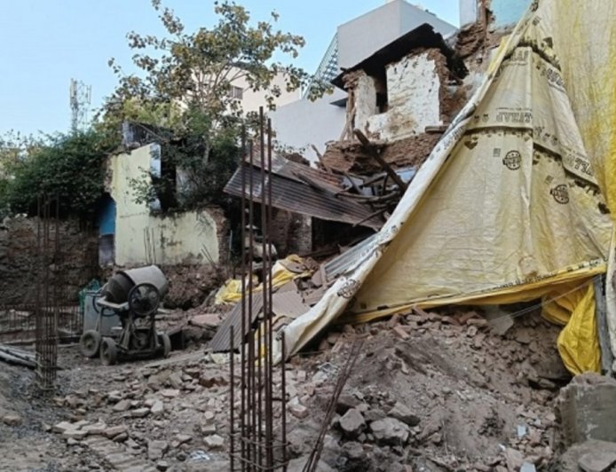 निर्माण कार्य के दौरान हादसा: कोठारी वास में पड़ोसी का दो मंजिला मकान गिरा : एक मजदूर गंभीर घायल