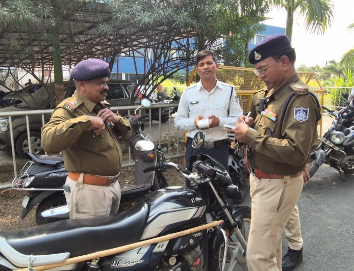 हेलमेट नहीं तो एंट्री नहीं: एसपी ऑफिस के बाहर  बिना हेलमेट पहुंचे पुलिसकर्मियों का ट्रैफिक पुलिस ने काटा चालान