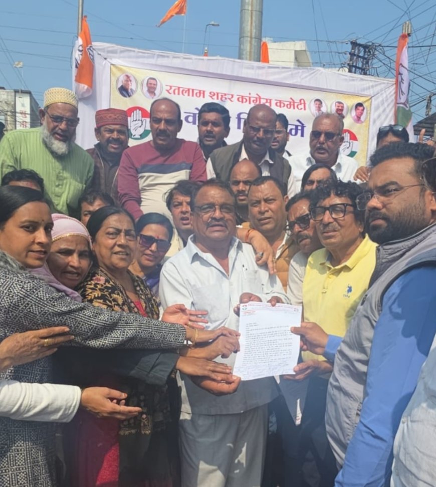 वोटर लिस्ट में हेराफेरी के आरोप में शहर कांग्रेस का धरना : चुनाव आयोग का पुतला फूंका
