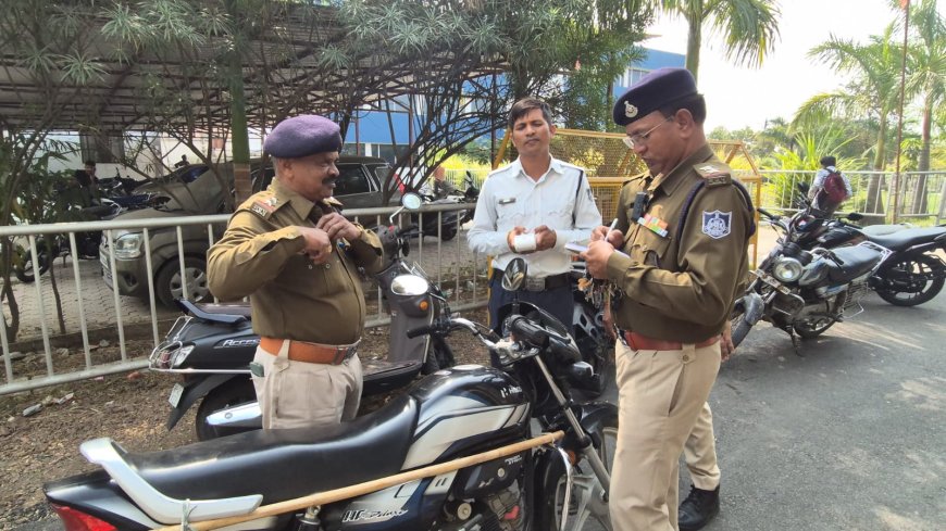 हेलमेट नहीं तो एंट्री नहीं: एसपी ऑफिस के बाहर  बिना हेलमेट पहुंचे पुलिसकर्मियों का ट्रैफिक पुलिस ने काटा चालान