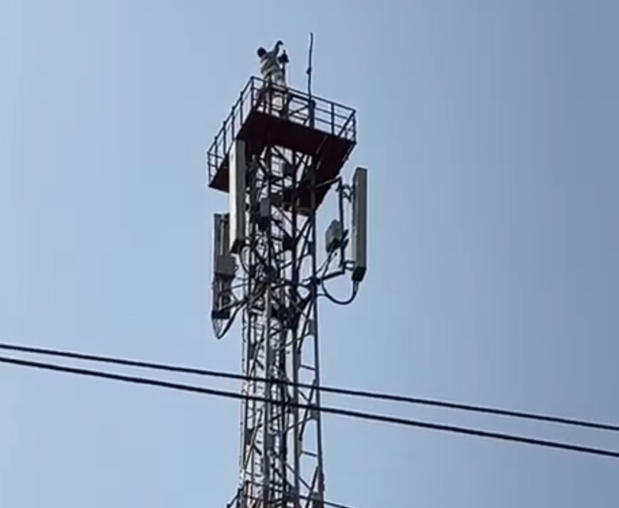तीसरी बार मोबाइल टावर पर चढ़ा ग्रामीण, पुलिस समझाइश मे जुटी