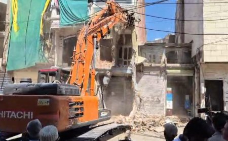 फोरलेन निर्माण के लिए चला बुलडोजर: लक्कड़पीठा रोड से पुराने बाजना बस स्टैंड तक अतिक्रमण पर कार्रवाई