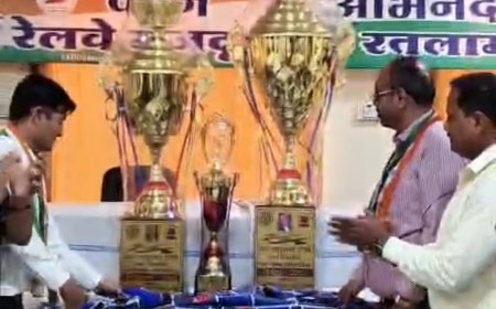 वेस्टर्न रेलवे मजदूर संघ : दादा माहुरकर स्मृति अंतर विभागीय क्रिकेट टूर्नामेंट 11 से, ट्रॉफियों का हुआ अनावरण : 11 मार्च को रेलवे सांस्कृतिक सभागृह में महिला दिवस कार्यक्रम भी होगा आयोजित